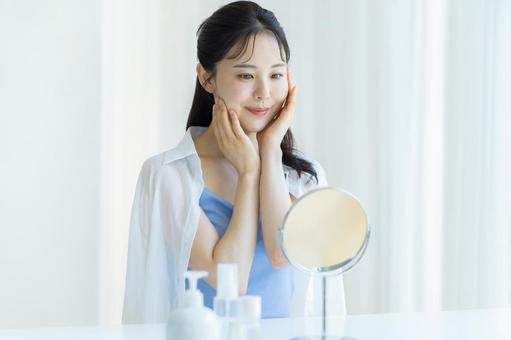 スキンケアをする女性 スキンケアをする女性 美容,ビューティー,女性の写真素材