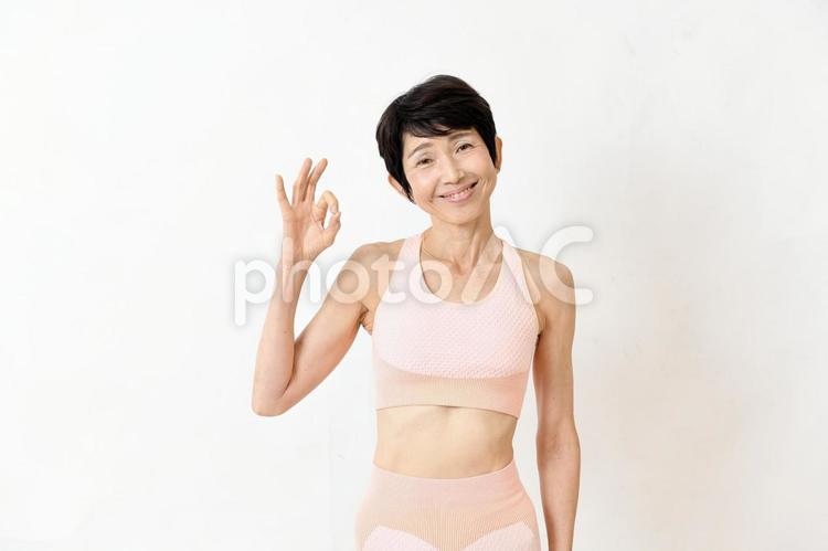 OKサインするスポーツウェア姿の中年女性 女性,中高年,中年の写真素材