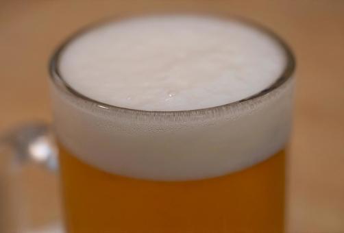 ビールグラスの泡と水滴 ビール,泡,グラスの写真素材