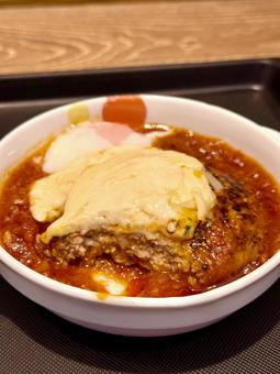 トマト煮込みハンバーグ　チーズ乗せ チーズ,食べかけ,トマトの写真素材