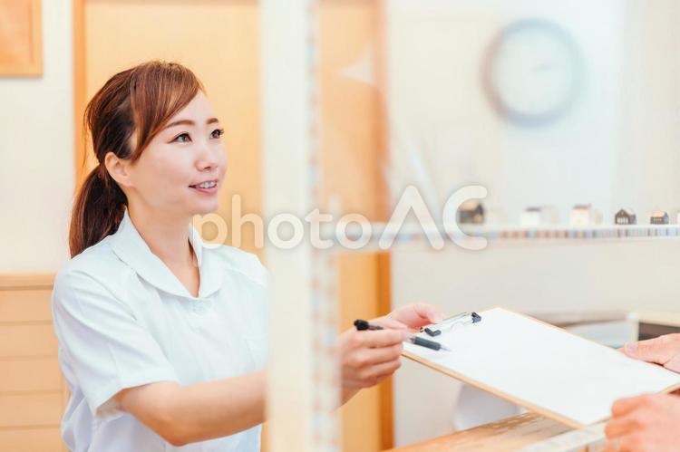 医療スタッフと受付カウンター 医療事務,受付,歯医者の写真素材