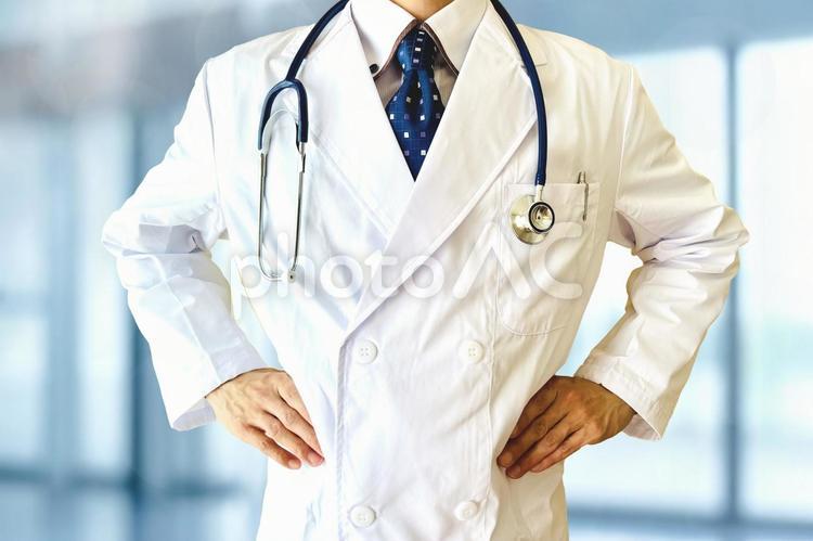 腰に手を当てる男性医師 名医,偉い,やる気の写真素材