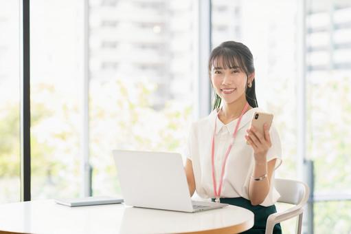 オフィスで働く若いビジネスウーマン オフィスで働く若いビジネスウーマン 女性,20代,若いの写真素材