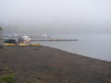 赤城大沼　ボート乗り場 大沼,ボート,霧の写真素材