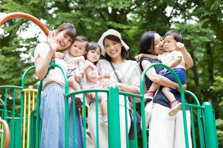 ママ友　母親　育児 ママ友,公園,女性の写真素材