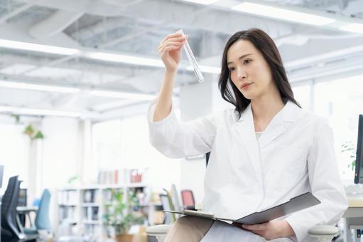 実験をする白衣の若い女性研究者 実験をする白衣の若い女性研究者 研究,サイエンス,実験の写真素材
