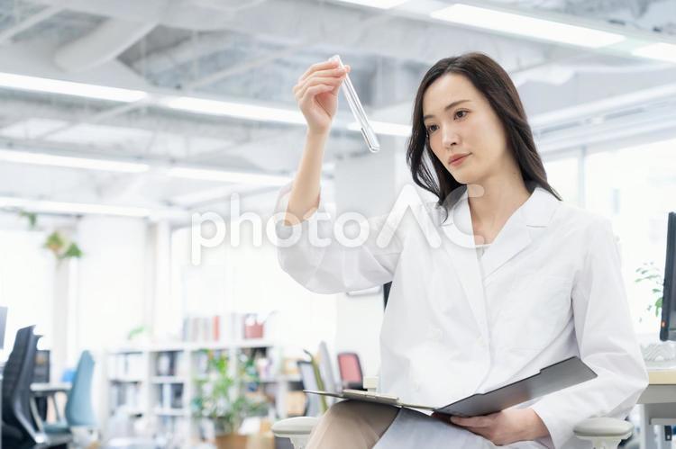 実験をする白衣の若い女性研究者 研究,サイエンス,実験の写真素材