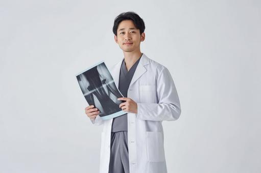 中堅放射線技師の全身写真 中堅放射線技師の全身写真の写真