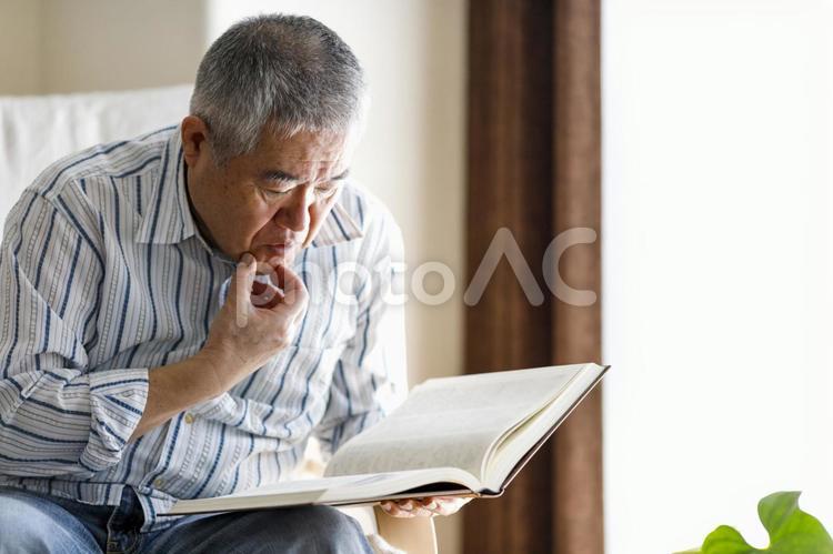 読書をしているシニア男性 高齢者,男性,日本人の写真素材