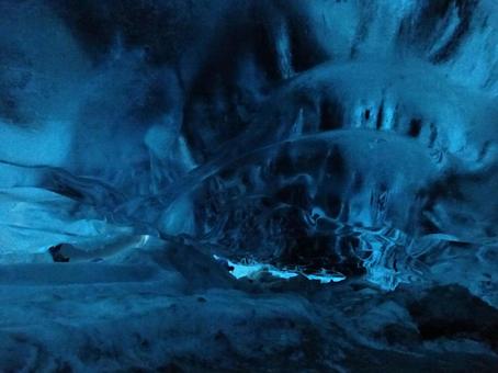 氷の洞窟 黒 氷の洞窟 黒の写真