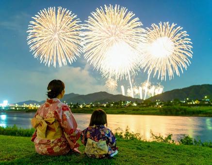 親子で楽しむ夏の花火 親子で楽しむ夏の花火の写真