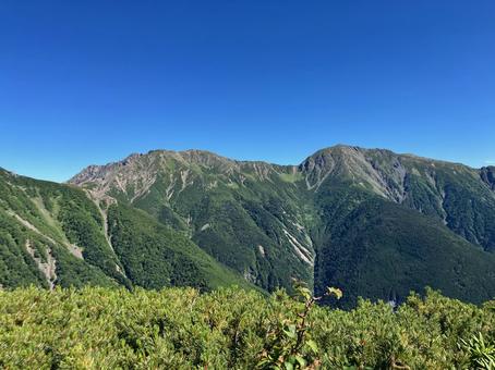 赤石岳山頂から下山5 荒川岳を望む 赤石岳山頂から下山5 荒川岳を望むの写真