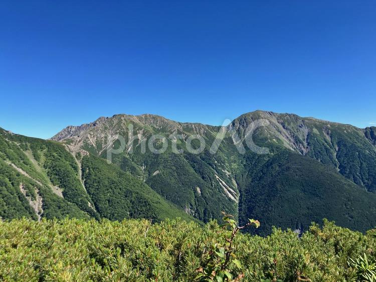 赤石岳山頂から下山5　荒川岳を望む 赤石岳,荒川岳,南アルプスの写真素材