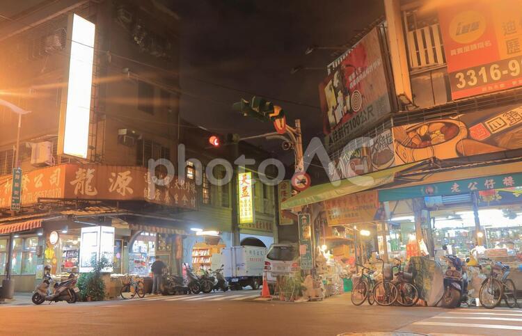 台湾　台北市の迪化街の夜景 台湾,台北,路地の写真素材
