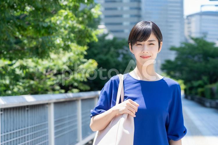 オフィス街で働く若いビジネスウーマン ビジネスウーマン,ビジネス,女性の写真素材