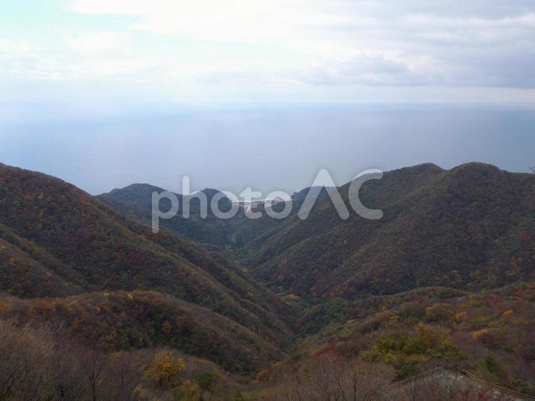 山から海を臨む 山,風景,曇り空の写真素材