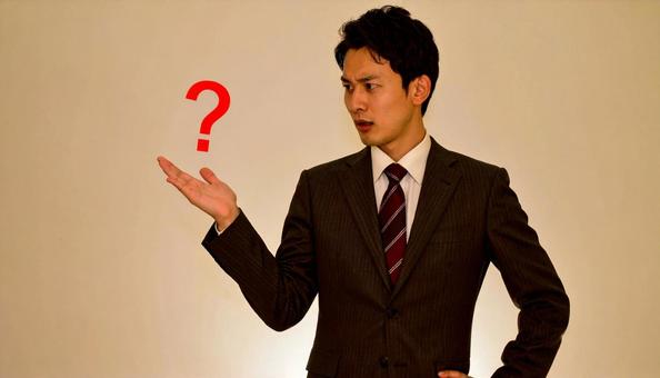 ふとした疑問 ?マークを持つビジネスマン ふとした疑問 ?マークを持つビジネスマンの写真