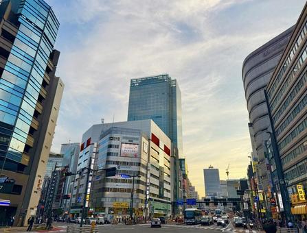 夕暮れの新宿の交差点とスカイライン 夕暮れの新宿の交差点とスカイライン 青空,空,夕方の写真素材