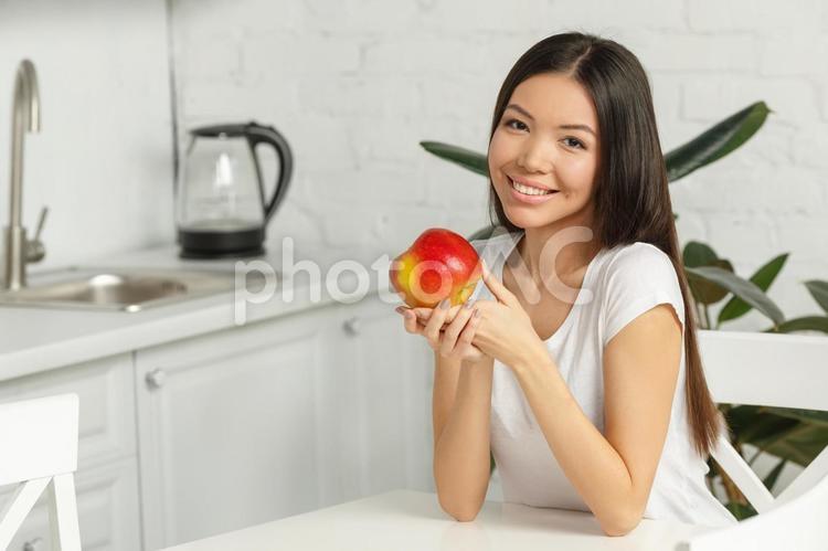 林檎を持つ女性 女性,外国人,ポートレートの写真素材