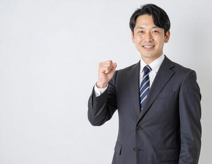 ガッツポーズをするスーツの男性 ガッツポーズをするスーツの男性の写真