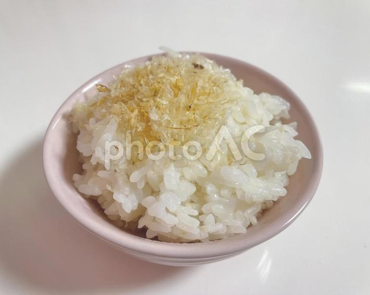 鰹節を乗せたごはん ごはん,鰹節,ふりかけの写真素材