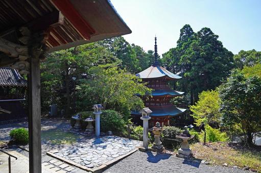 医王山 油山寺の三重塔 医王山 油山寺の三重塔 油山寺,三重塔,仏塔の写真素材