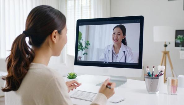 PCを通して会話する女性 PCを通して会話する女性の写真