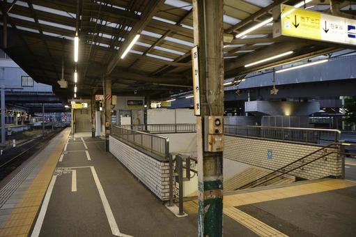 朝の岡山駅ホーム 朝の岡山駅ホームの写真