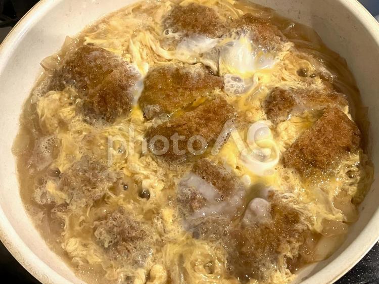 ヒレカツ丼　鍋で煮ているところ ヒレカツ,かつ丼,たまごの写真素材