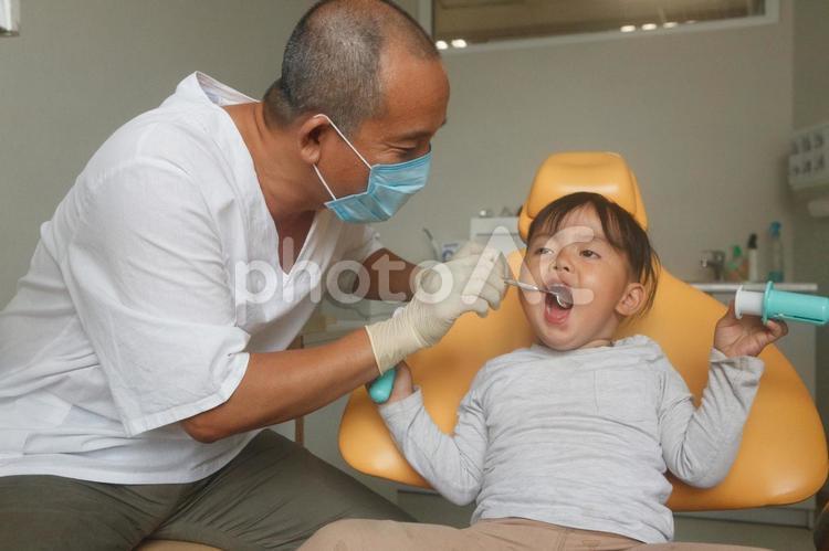 歯の治療を受ける子供1 歯医者,歯科医,男性の写真素材