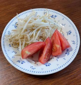 R7.07.19 もやしレンチンにトマト R7.07.19 もやしレンチンにトマトの写真