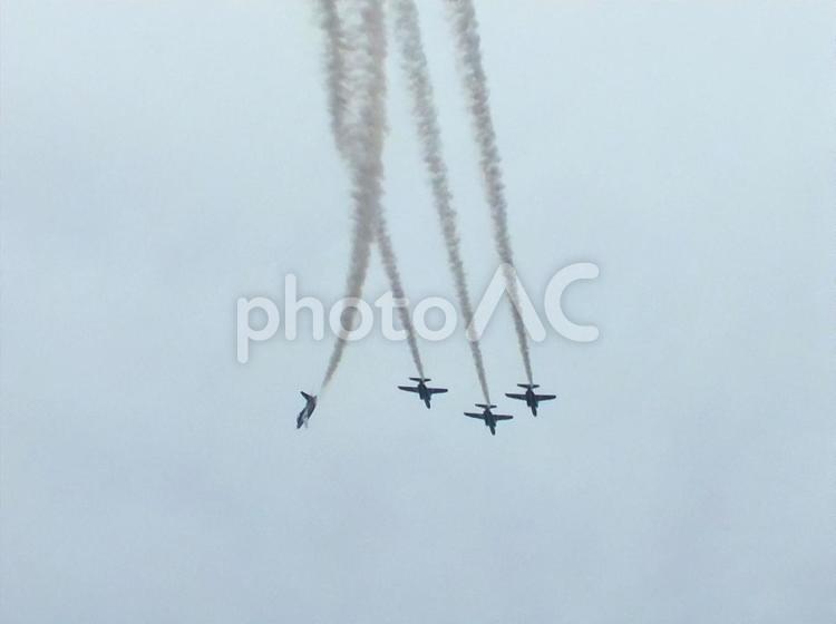 圧力がかかる降下　一機離れて飛行 ブルーインパルス,静浜基地,航空自衛隊の写真素材