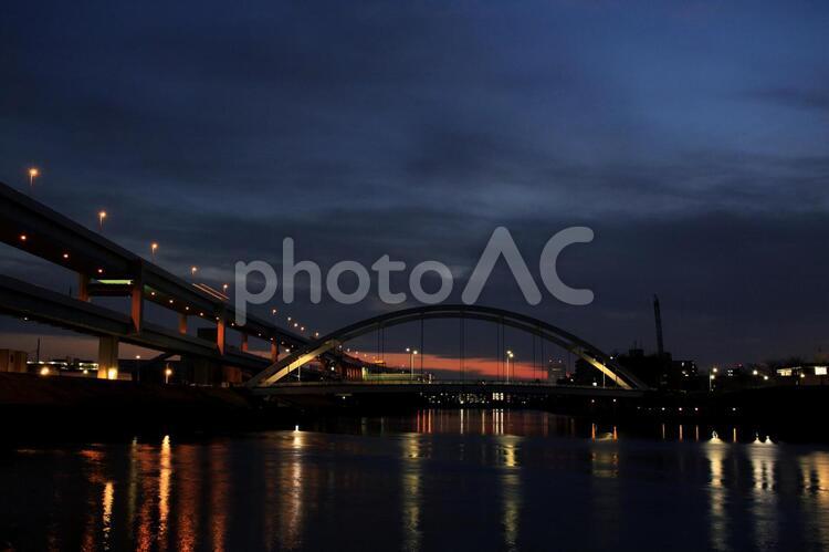 夕闇　橋と河川の都市風景 背景,ミステリー,街角の写真素材