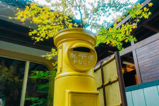 【宮崎】高千穂峡にある黄色いポスト 【宮崎】高千穂峡にある黄色いポストの写真