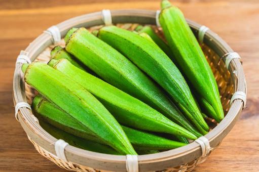 竹ざるに盛られた新鮮なオクラ 竹ざるに盛られた新鮮なオクラ オクラ,野菜,緑色の写真素材