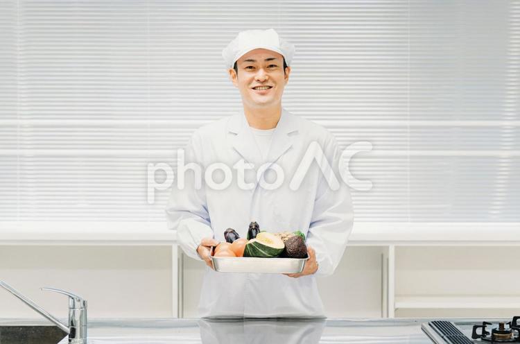 調理服を着た野菜を持つ男性（調理師） 調理師,シェフ,料理人の写真素材
