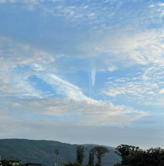 神秘的 秋空,雲,縦の写真素材