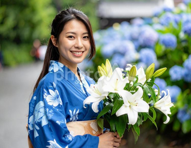 6月の誕生花・百合の彼女の浴衣姿 6月,誕生花,百合の写真素材