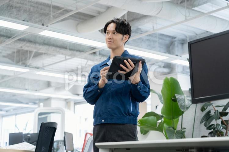 メンテナンスをする若い男性エンジニア エンジニア,技術者,メンテナンスの写真素材