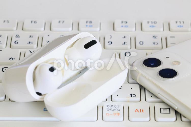 ブルートゥース接続　スマホとイヤフォン bluetooth,ペアリング,アップ撮影の写真素材