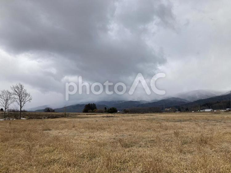 長野県塩尻市片丘南内田から見た東の山（鉢伏山、前鉢伏山） 鉢伏山,前鉢伏山,山の写真素材
