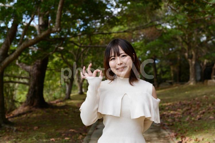 OKサインの笑顔の女性 女性,自然,笑顔の写真素材