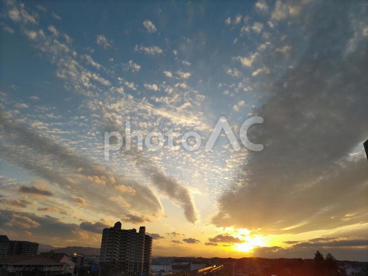 夕日と翼のような雲 雲,夕日,翼の写真素材