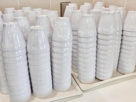 伏せて積み重ねてある大量のコップ 伏せて積み重ねてある大量のコップ カップ,コップ,割れないコップの写真素材