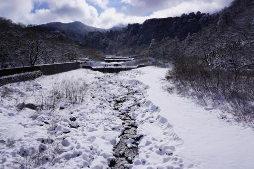 鳥取大山の冬の川2　雪山素材　風景 雪山,川,冷たいの写真素材