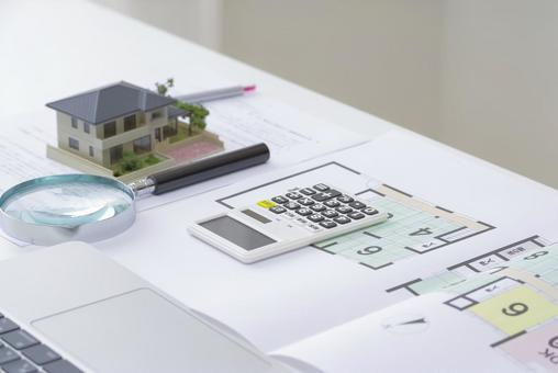 住宅建築や不動産購入を検討するイメージ 住宅建築や不動産購入を検討するイメージ 不動産,住宅,一戸建ての写真素材