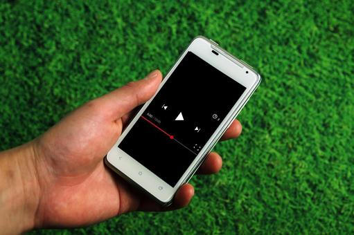 スマートフォンで動画再生中 スマートフォンで動画再生中 スマートフォン,動画,再生の写真素材