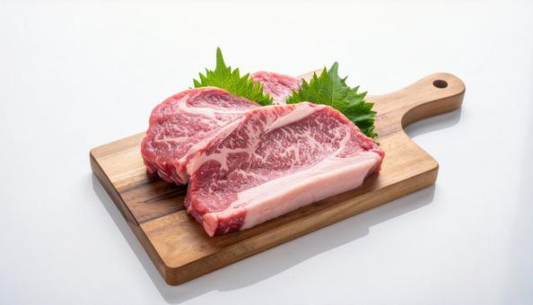 まな板に乗った厚切りの牛肉 まな板に乗った厚切りの牛肉の写真