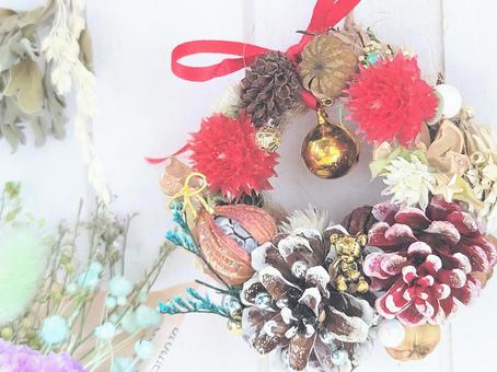 鈴のついた小さなクリスマスリース クリスマス,リース,12月の写真素材