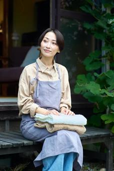 古民家の縁側に座る主婦 古民家の縁側に座る主婦 古民家,女性,主婦の写真素材